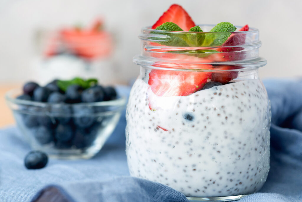 chia seed pudding with strawberries | meal prep for apartment living 